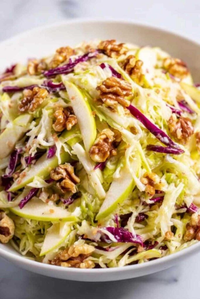 Weißkohlsalat mit Äpfeln und Walnüssen