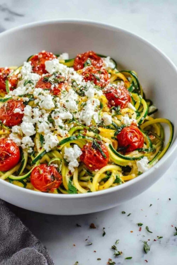 Zucchini-Pasta mit Feta und Kirschtomaten