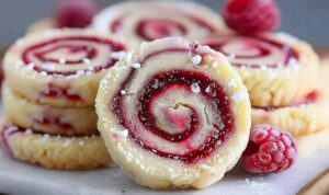 Frisch gebackene Himbeer-Wirbel Shortbread Kekse Alt Text: