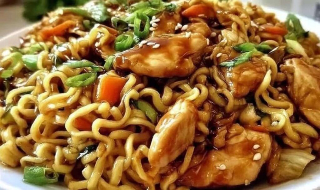 Chinesische Gebratene Nudeln mit Hähnchen in Wok