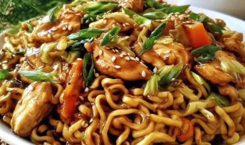 Chinesische Gebratene Nudeln mit Hähnchen in Wok