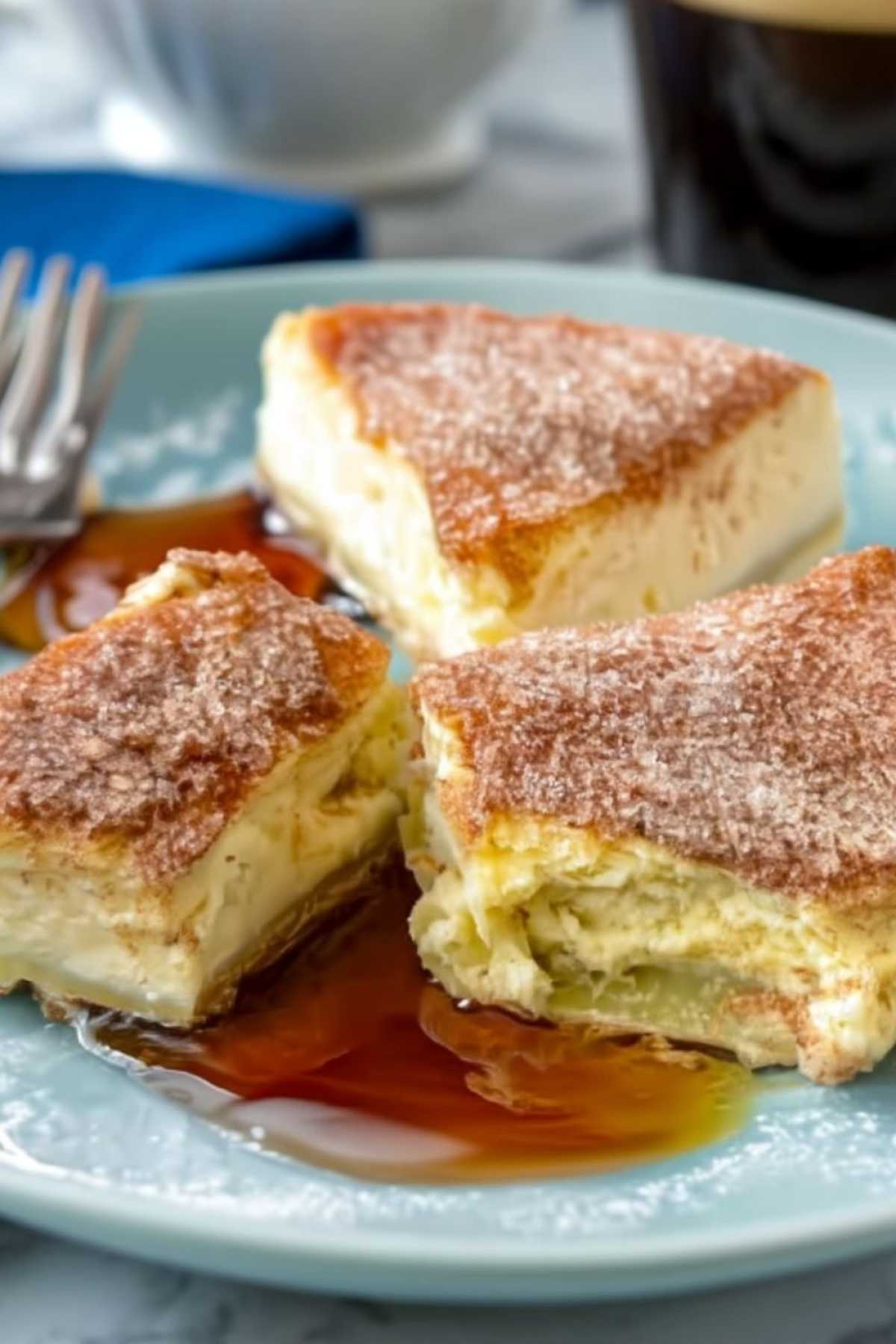 Churro Cheesecake Schnitten aufgeschnitten zeigen cremige Vanille-Frischkäse-Füllung zwischen knusprigen Blätterteig-Schichten