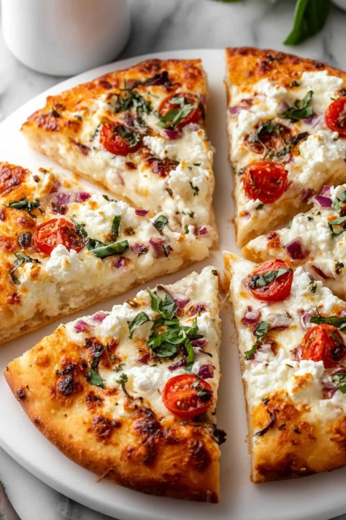 Cottage Cheese Pizza Stück zeigt cremige Hüttenkäse Schicht mit Mozzarella und klassischem Belag