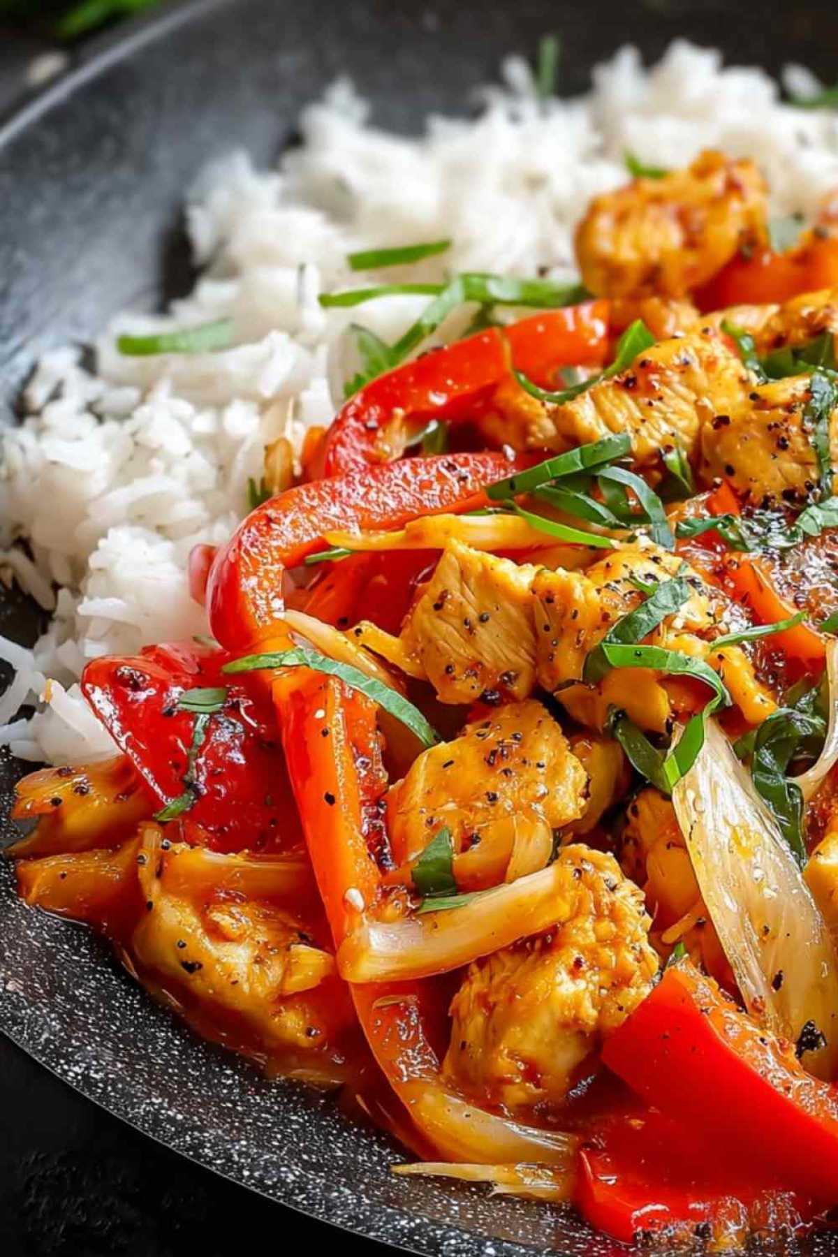 Hähnchen-Pfanne mit Paprika & Reis