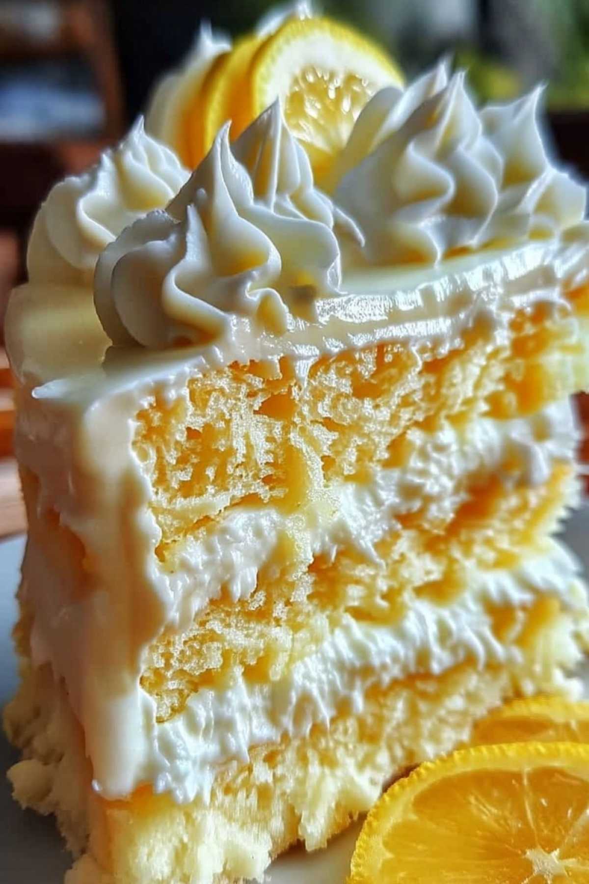 Angeschnittenes Stück italienischer Zitronencreme Kuchen zeigt cremige Füllung und lockeren Boden