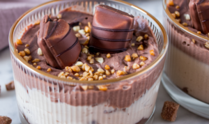 Kinder Bueno Dessert in Dessertglas mit cremigen Schichten und Haselnusskrokant Topping