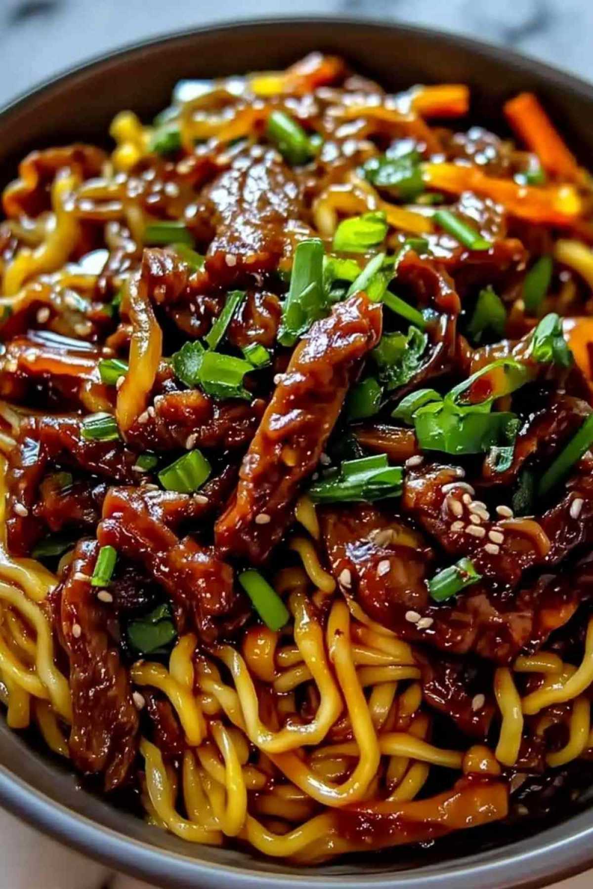 Klebrige Rindfleisch-Nudeln