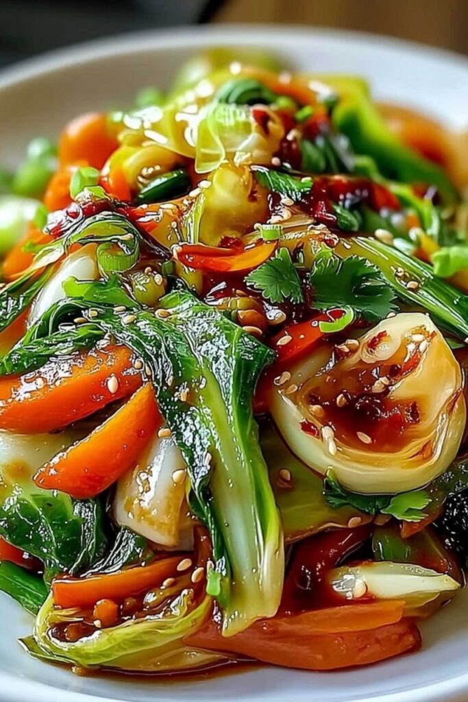 Köstliches Chinakohl-Pfannengericht in großer Pfanne mit buntem Gemüse und Sojasauce