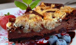 Nutellatorte mit Streuseln Nutellatorte mit Streuseln auf weißer Kuchenplatte mit buttrigen Haselnussstreuseln