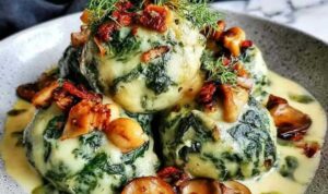 Spinatknödel mit Pilzragout