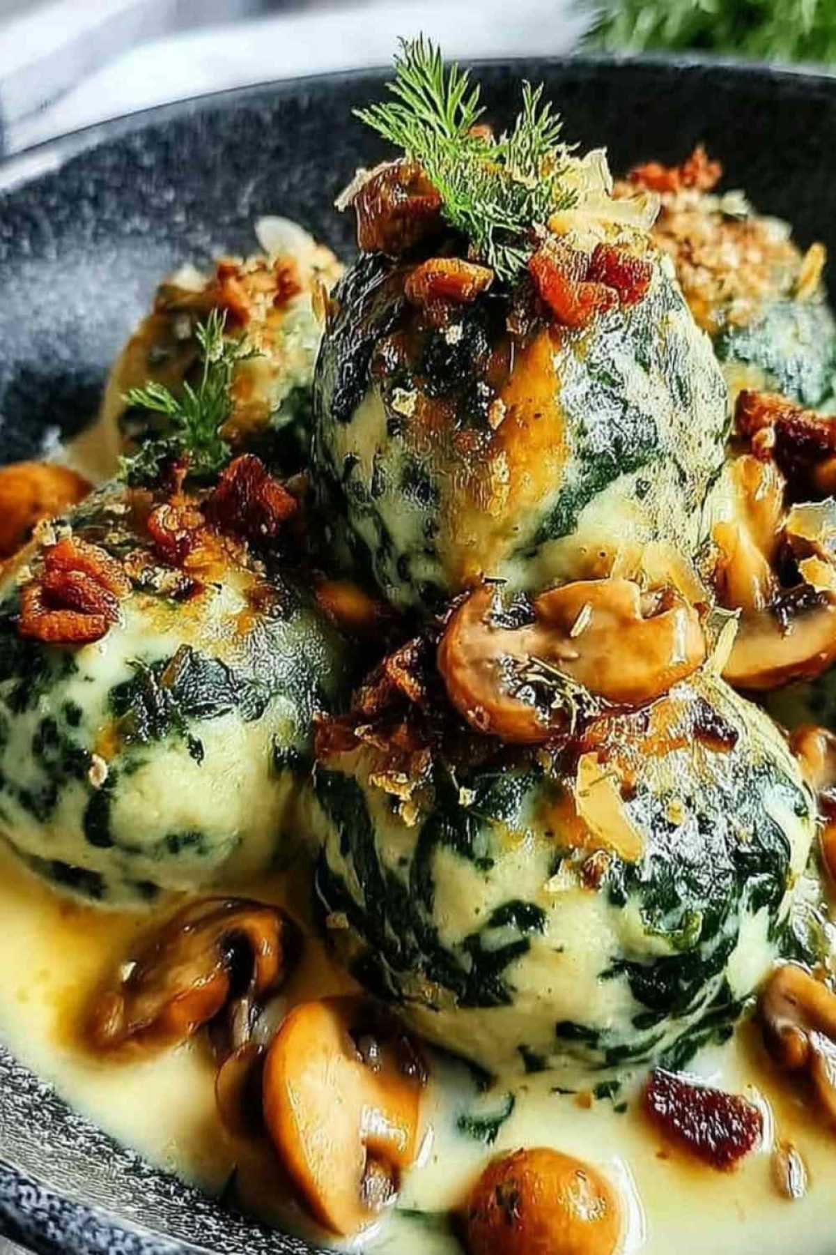 Spinatknödel mit Pilzragout