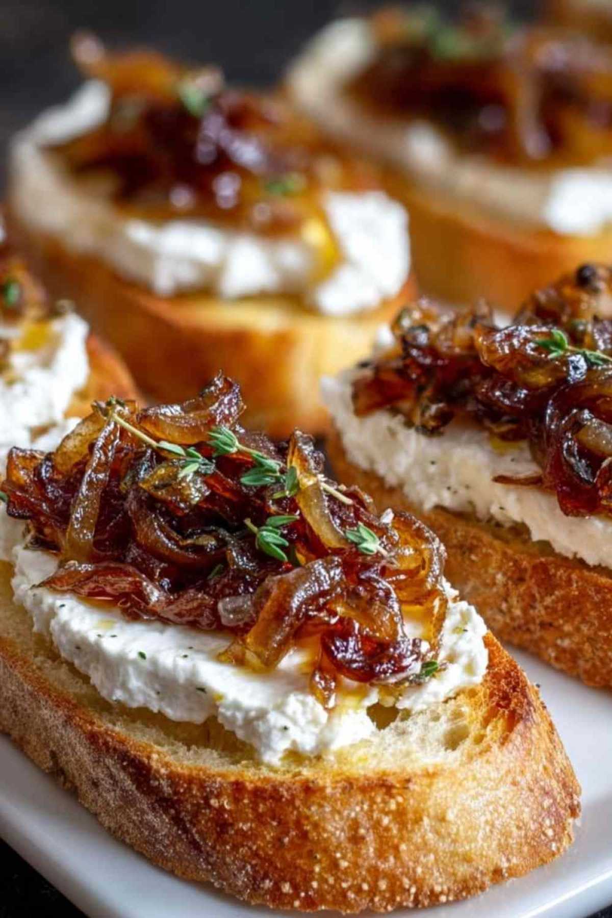 Ziegenkäse-Crostini mit karamellisierten Zwiebeln