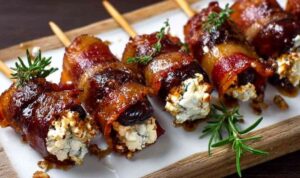 Ziegenkäse-Dattel-Spieße mit Speck