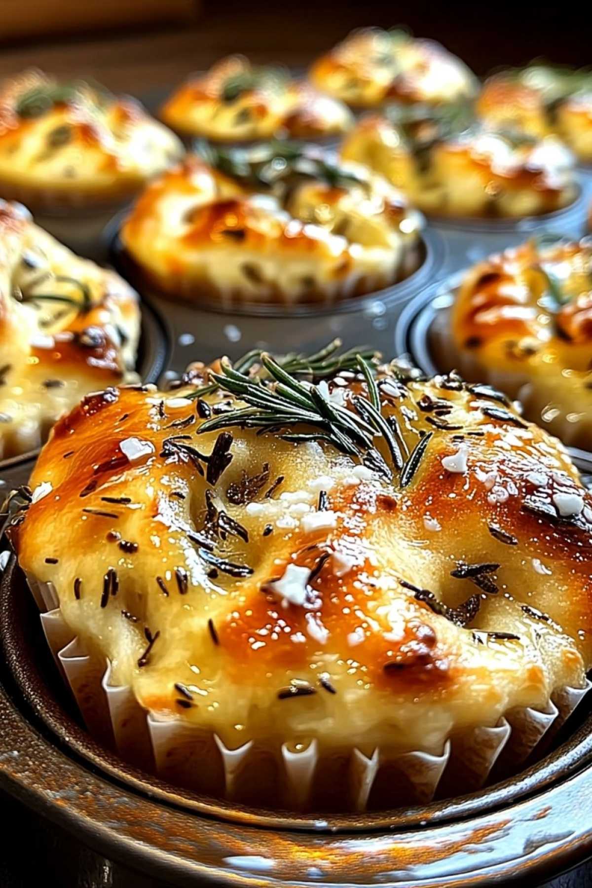 Aufgeschnittener Focaccia-Muffin zeigt weiche luftige Krume mit Rosmarinstückchen