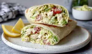 Hähnchen Caesar Salat Wrap wird auf Tortilla mit Salat Hähnchen und Dressing gefüllt