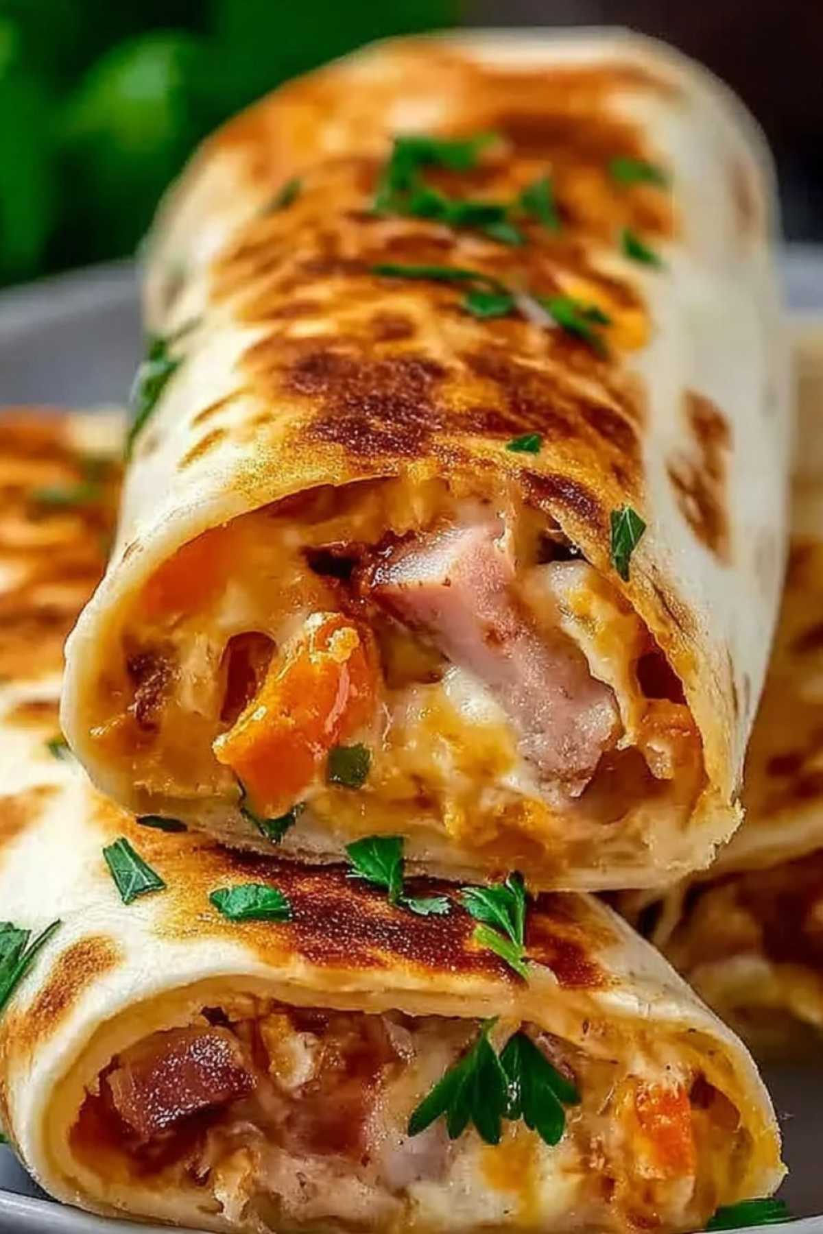 Aufgeschnittene heiße Käse-Schinken Wraps Airfryer zeigen cremige Käsefüllung mit Schinken