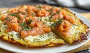 Kartoffelpizza mit geräuchertem Lachs frisch aus dem Ofen mit goldbrauner Kartoffelbasis