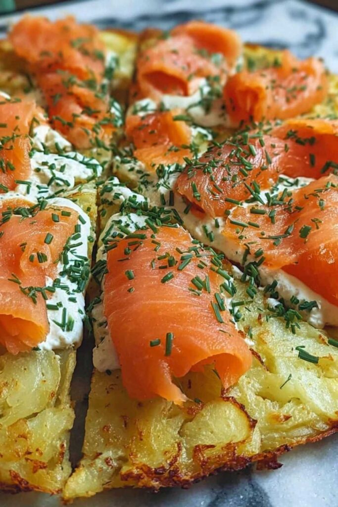 Knusprige Kartoffelkruste für Pizza mit geräuchertem Lachs goldbraun gebacken