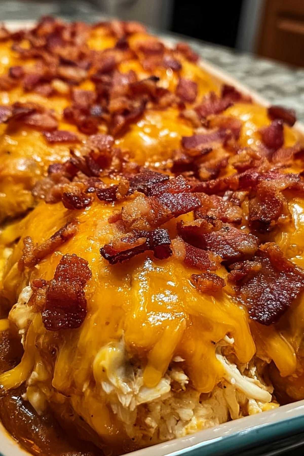 Cremiger Keto BBQ Hühnchen Auflauf serviert auf weißem Teller mit Besteck