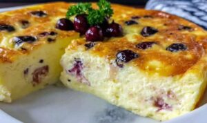 Low Carb Quarkauflauf mit goldbrauner Oberfläche und Beeren frisch aus dem Ofen