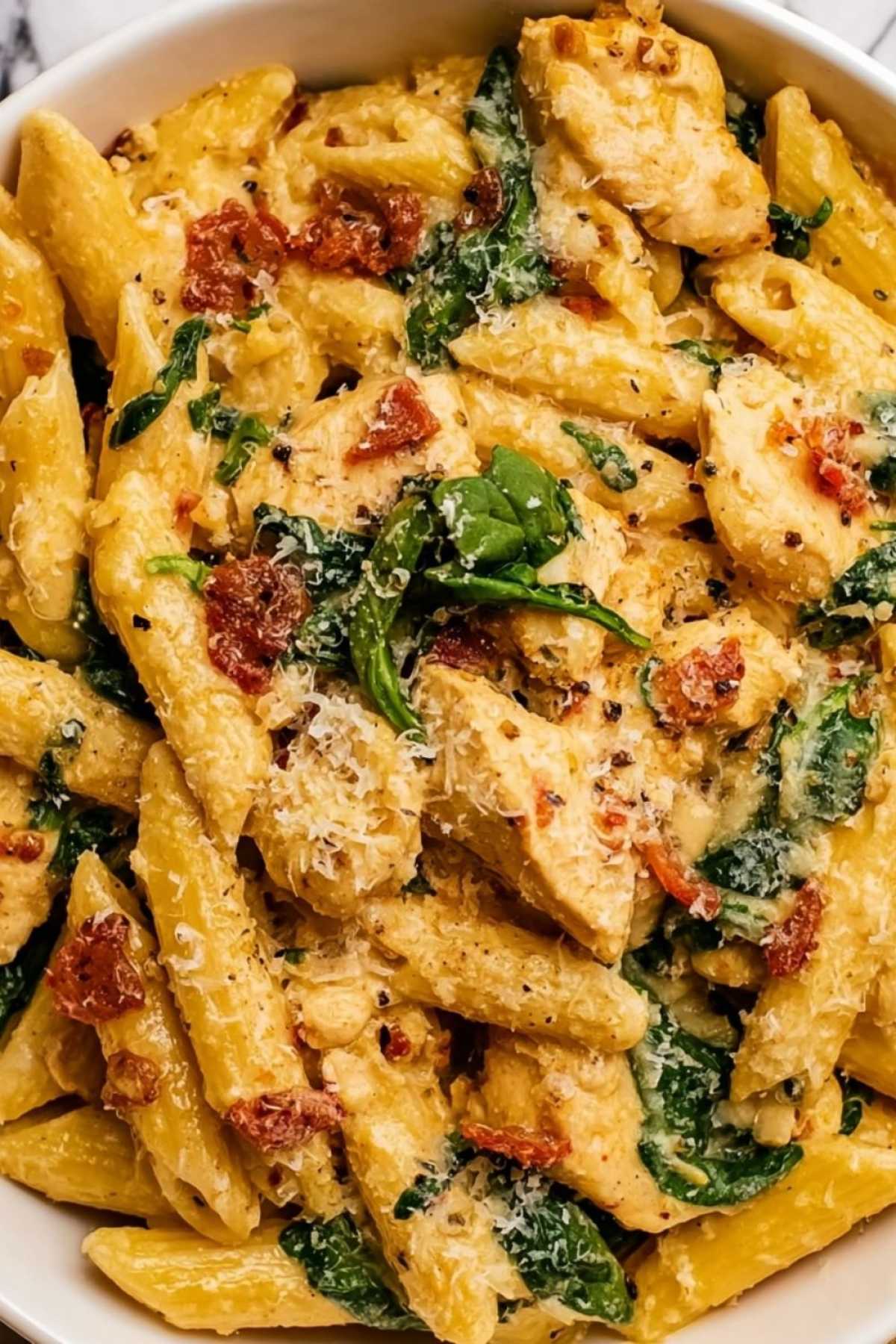 Marry Me Chicken Pasta 4 Marry Me Chicken Pasta auf weißem Teller mit Parmesan garniert