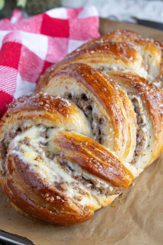 Nusszopf Rezept - Saftig & Traditionell 3 Aufgeschnittener Nusszopf zeigt saftige Haselnussfüllung im Hefeteig