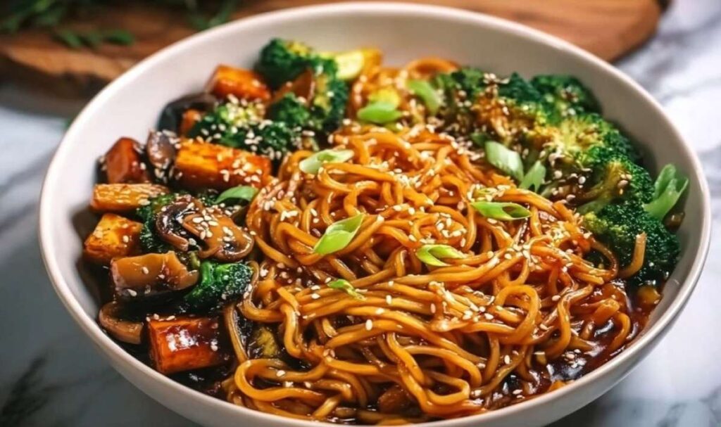 Veganer Teriyaki Noodle Bowl mit knusprigem Tofu, Brokkoli, Möhren und Paprika in glänzender Teriyaki-Sauce