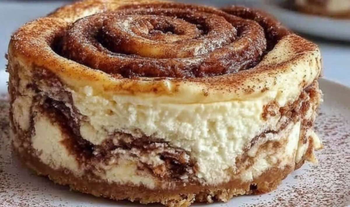Angeschnittener Zimtschnecken Käsekuchen mit Frischkäse zeigt cremige Füllung