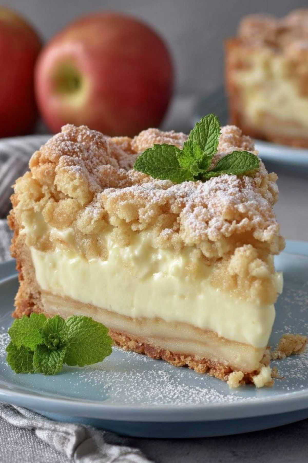 Ein Stück Apfel Pudding Kuchen auf einem Teller zeigt die cremige Puddingschicht