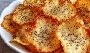 Knusprige Hüttenkäse Chips frisch aus dem Ofen auf einem Backblech