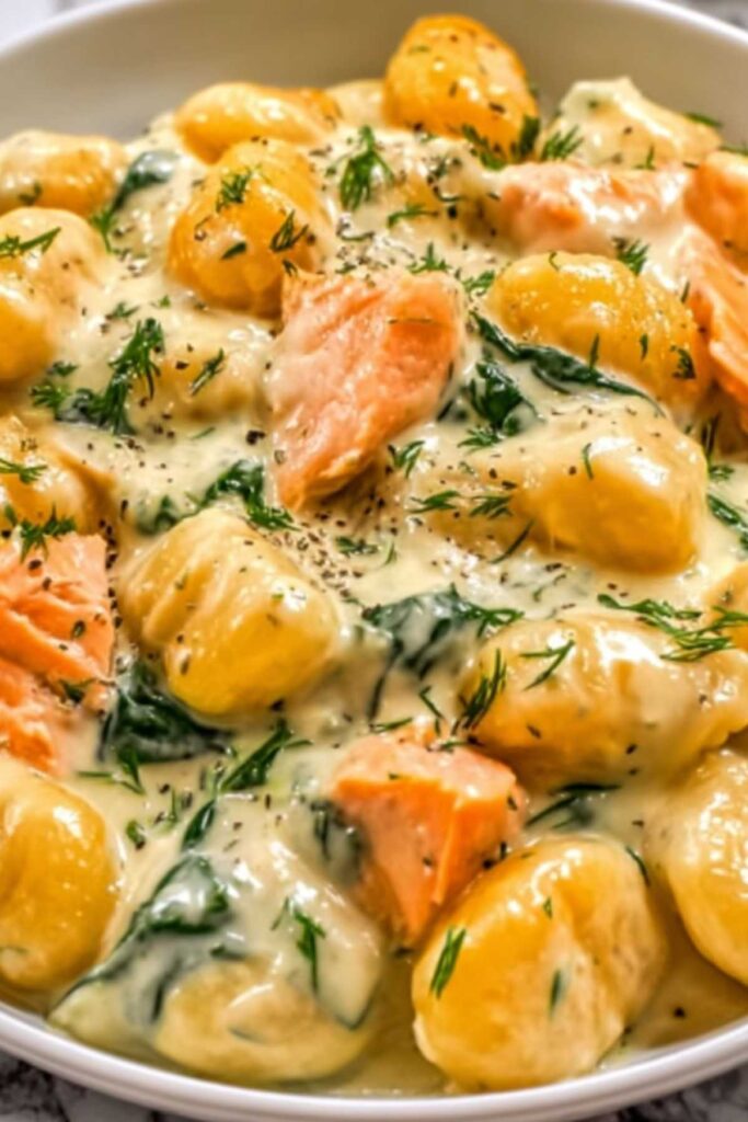 Nahaufnahme von Räucherlachs Gnocchi auf einem weißen Teller