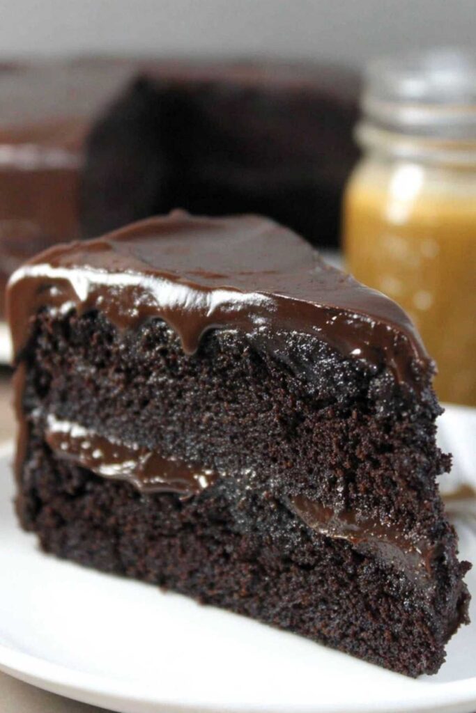 Ein angeschnittenes Stück saftiger Schokokuchen zeigt die lockere und feuchte Textur