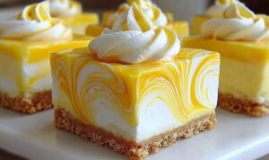 Angeschnittener Zitronen Käsekuchen ohne Backen zeigt cremige Füllung und Keksboden